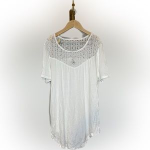 💥 3/$20 - Woman’s White Embroidery Blouse Size L Old Navy